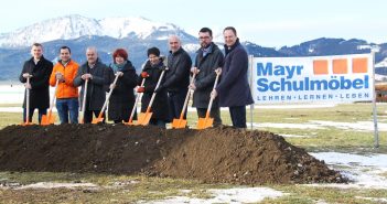 Spatenstich für neue Produktionshalle – Mayr Schulmöbel