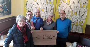 Patchworkgruppe Momo spendete dem Sozialzentrum 1400 Euro