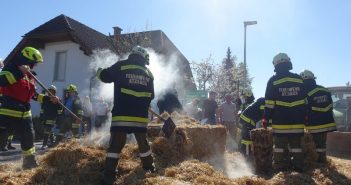 Strohballen fingen während Transport Feuer