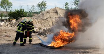 99 neue Feuerwehrmänner und Frauen bei zwei Lehrgängen im Bezirk Gmunden ausgebildet