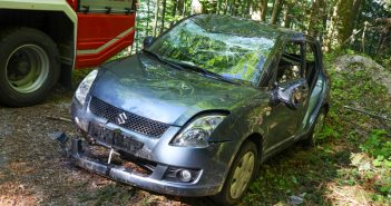 Auto auf Bergstraße in Grünau im Almtal überschlagen