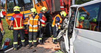 Frontalcrash zwischen Schulbus und LKW in Vorchdorf fordert drei Verletzte