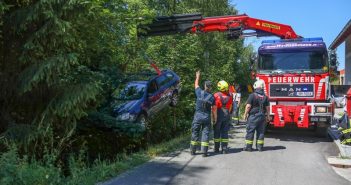 Auto in Pinsdorf in ein steiles Waldstück gestürzt