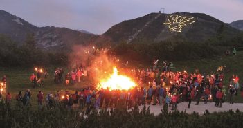 Sonnwendfeuer am Feuerkogel Ebensee und am Dachstein Krippenstein Obertraun