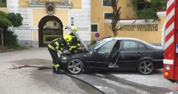 Brandeinsatz in Attnang-Puchheim: Auto fing Feuer