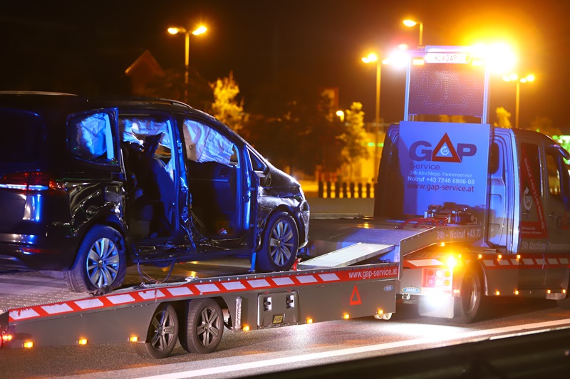 Schwerer Verkehrsunfall auf Westautobahn bei Laakirchen
