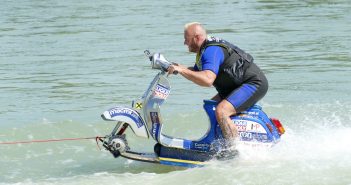 Speed Boot zerlegt Vespa und Stuntman am Wasser