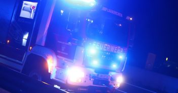 Auto von Familie in Vollbrand