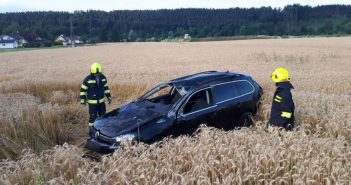 PKW landete nach mehrfachem Überschlag im Feld