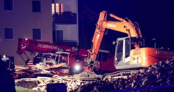 Bagger bricht bei Abrissarbeiten in Keller ein