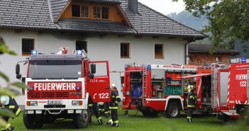 Sieben Feuerwehren bei Zimmerbrand in Pinsdorf im Einsatz