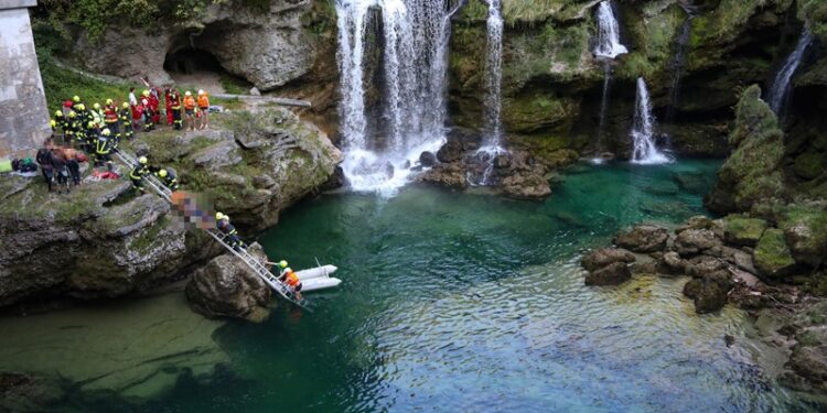 Trotz Badeverbot: Schwerer Badeunfall am Traunfall
