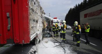 Mit Strohballen beladener LKW ging in Flammen auf