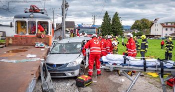 Einsatzkräfte beüben den Katastrophenfall
