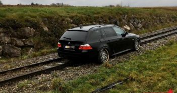 Alkolenker verlor die Kontrolle und fuhr auf Bahngleise