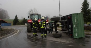 Traktoranhänger im Kreisverkehr Kleinreith umgekippt