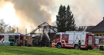 Wirtschaftsgebäude eines Bauernhofes in Regau in Vollbrand