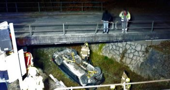 PKW stürzte in das trockene Flussbett der Alten Traun