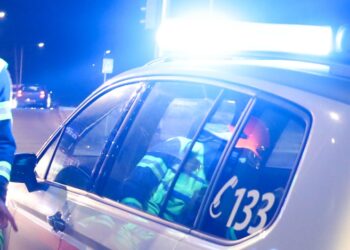 Alkolenkerin krachte in Auto und zwei Schutzinseln