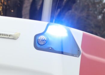Menschenrettung aus Auto nach Verkehrsunfall in Gmunden