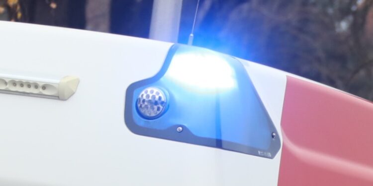 Menschenrettung aus Auto nach Verkehrsunfall in Gmunden