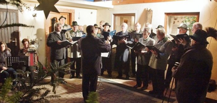 Adventstimmung im Hof des Gasthaus Rabl Gschwandt - salzi.at