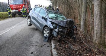 Mit Auto gegen Baum gekracht
