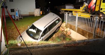 Alkolenker landet in Pinsdorf mit Auto in Hochwasser-Entlastungsgerinne