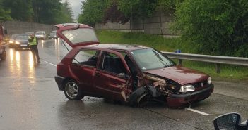 Mit Auto in Lärmschutzwand gekracht