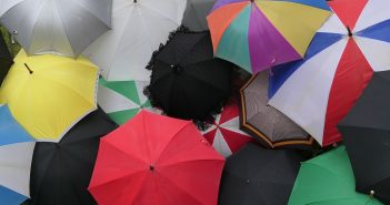 Mit Schirmen für Flüchtlinge demonstrieren