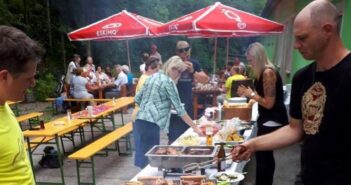 Naturfreunde Vorstände tauschen Schwimmhose gegen Grillschürze