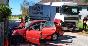 Schwerer Verkehrsunfall zwischen PKW und LKW in Vorchdorf