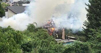 Gartenhütte in Vollbrand — schwieriger Löscheinsatz in Gmunden