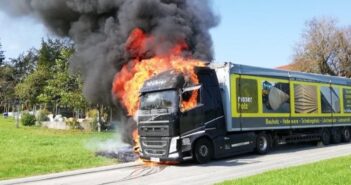 Lkw in Vollbrand