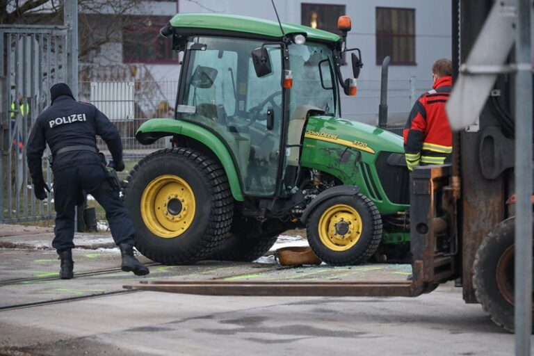 Traktor auf Bahnübergang in Laakirchen von Zug erfasst - salzi.at