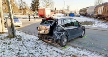 Verkehrsunfall bei Bahnübergang endet glimpflich