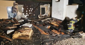 11 Feuerwehren bei Zwischendeckenbrand im Einsatz