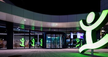 Merkur Versicherung stellt Mitarbeiter in den Mittelpunkt