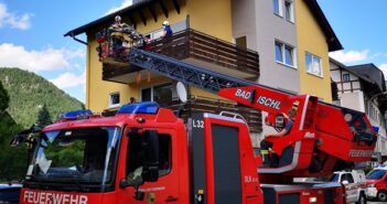 Person mit Drehleiter von Balkon gerettet