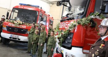 FF Bad Goisern segnet zwei Einsatzfahrzeuge