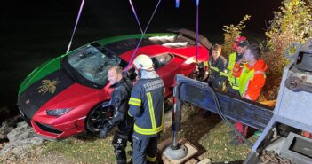 Sportwagen im Mondsee versenkt