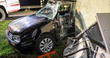 Auto gegen Trafostation gekracht — zwei Schwerverletzte