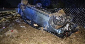 Auto bei Verkehrsunfall auf Westautobahn in Vorchdorf überschlagen