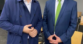 Rudi Hemetsberger als neuer Bürgermeister von Attersee und erster Grüner Ortschef Oberösterreichs angelobt