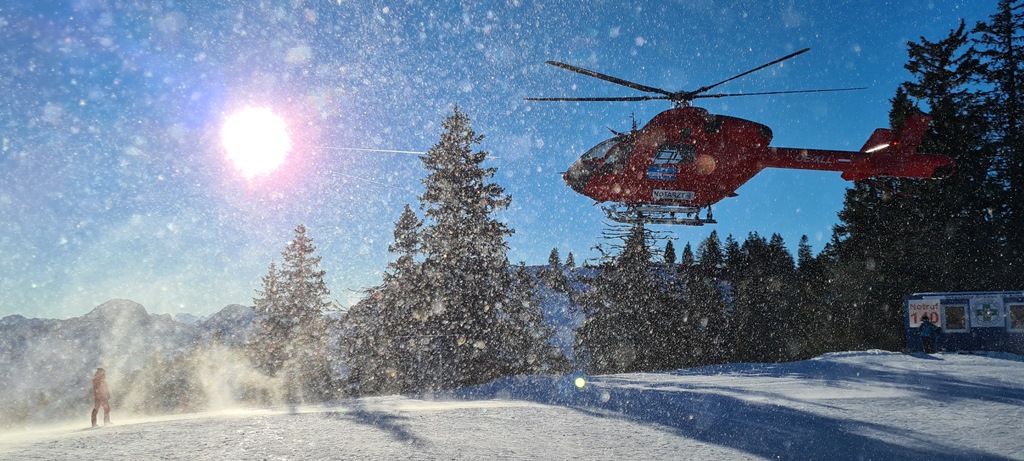 Skifahrerin-nach-Sturz-ins-Krankenhaus-geflogen