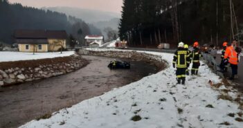 PKW bei Unfall in der Aurach gelandet