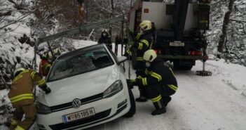 PKW beim Zurückfahren von Fahrbahn abgekommen