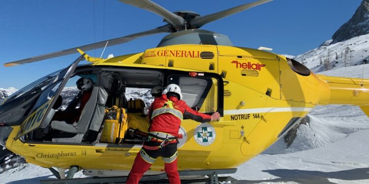 Snowboarder stürzte in steilem und felsdurchsetztem Gelände ab
