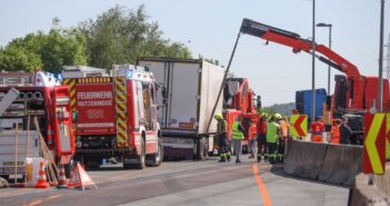 Stundenlange Sperre der Westautobahn bei Ohlsdorf nach schwerem LKW-Unfall im Baustellenbereich