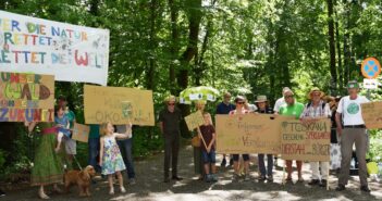 Wald statt Parkplatz — Demo in Gmunden